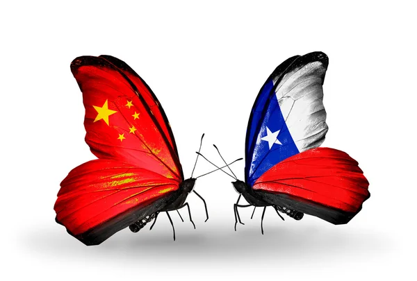 Deux papillons avec des drapeaux sur les ailes comme symbole des relations Chine et Chili — Photo