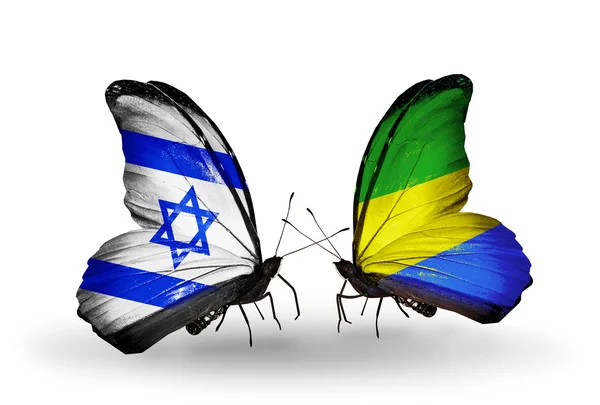 Zwei Schmetterlinge mit Flaggen auf Flügeln als Symbol der Beziehungen zwischen Israel und Gabun — Stockfoto
