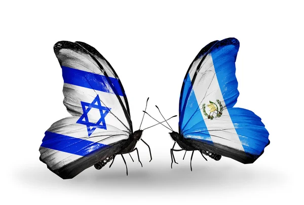 Två fjärilar med flaggor på vingarna som symbol för förbindelserna mellan israel och guatemala — Stockfoto