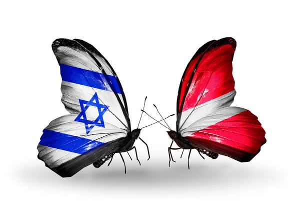 Deux papillons avec des drapeaux sur les ailes comme symbole des relations Israël et la Lettonie — Photo