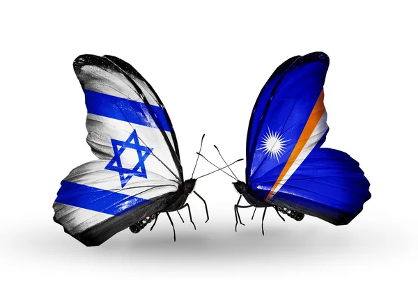 Zwei Schmetterlinge mit Flaggen auf Flügeln als Symbol der Beziehungen zwischen Israel und den Marshallinseln — Stockfoto