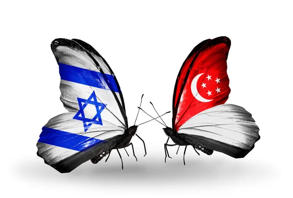 Due farfalle con bandiere sulle ali come simbolo delle relazioni Israele e Singapore — Foto Stock