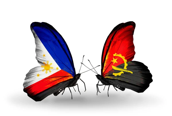 Två fjärilar med flaggor på vingarna som symbol för förbindelserna mellan Filippinerna och angola — Stockfoto