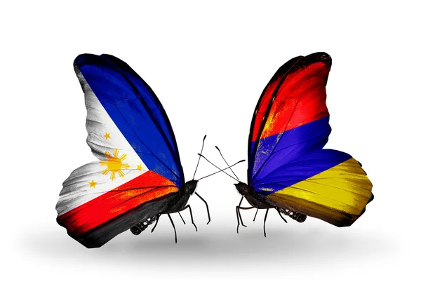 Deux papillons avec des drapeaux sur les ailes comme symbole des relations Philippines et Arménie — Photo