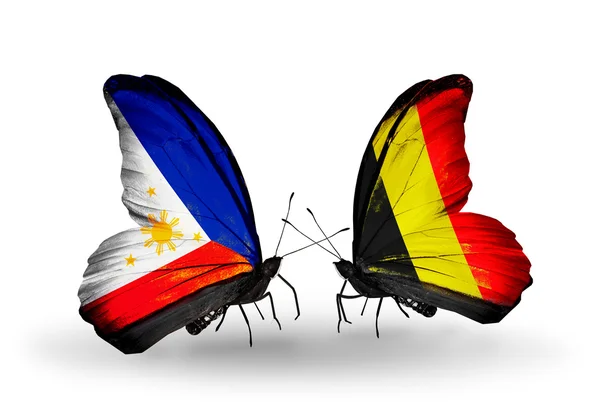 Dos mariposas con banderas en alas como símbolo de relaciones Filipinas y Bélgica — Foto de Stock