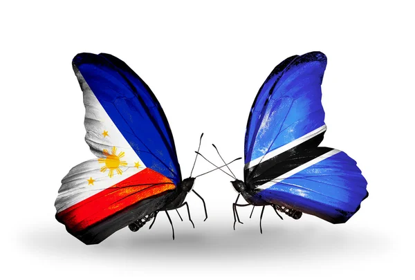 Två fjärilar med flaggor på vingarna som symbol för förbindelserna mellan Filippinerna och botswana — Stockfoto