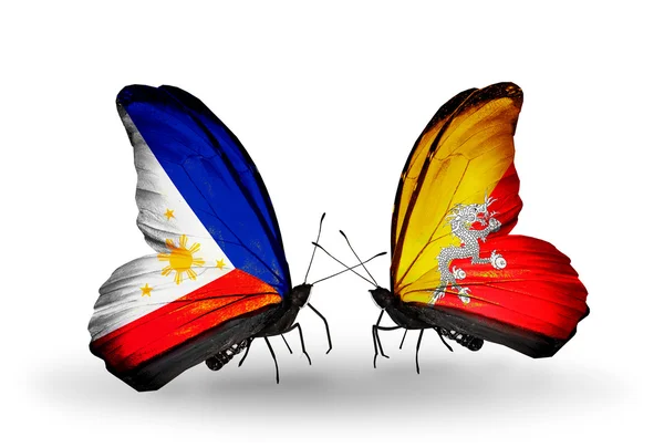 Dva motýli s příznaky na křídlech jako symbol vztahů, Filipíny a Bhútán — Stock fotografie