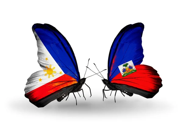 Dwa motyle z flagami na skrzydłach jako symbol stosunków, Filipiny i haiti — Zdjęcie stockowe