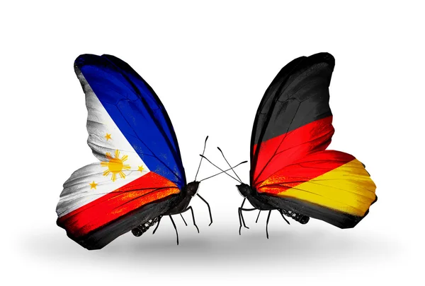 Dva motýli s příznaky na křídlech jako symbol vztahů, Filipíny a Německo — Stock fotografie