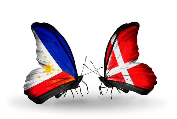 Due farfalle con bandiere sulle ali come simbolo delle relazioni, Filippine e Danimarca — Stockfoto