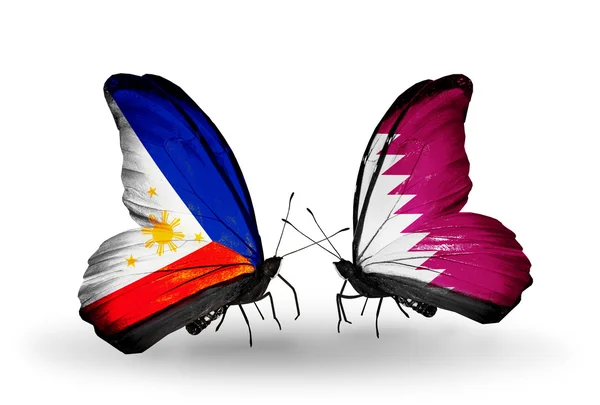 Dwa motyle z flagami na skrzydłach jako symbol stosunków, Filipin i Katar — Zdjęcie stockowe