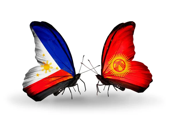 Duas borboletas com bandeiras em asas como símbolo de relações Filipinas e Quirguiz — Fotografia de Stock