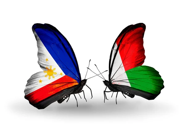 Dwa motyle z flagami na skrzydłach jako symbol stosunków, Filipiny i Madagaskaru — Zdjęcie stockowe