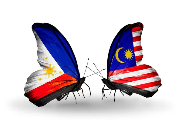 Twee vlinders met vlaggen op vleugels als symbool van de betrekkingen, Filippijnen en Maleisië — Stockfoto