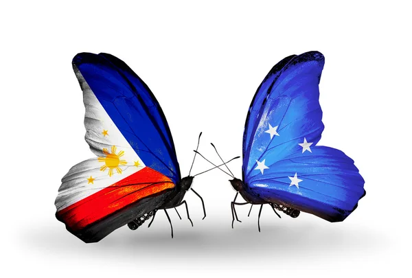 Deux papillons avec des drapeaux sur les ailes comme symbole des relations Philippines et Micronésie — Photo
