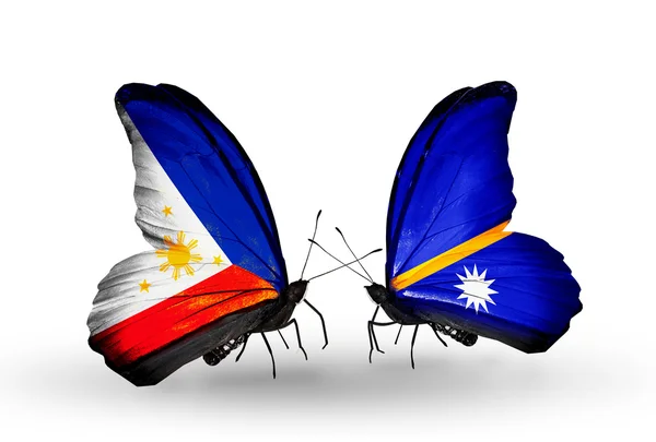 Duas borboletas com bandeiras nas asas como símbolo das relações Filipinas e Nauru — Fotografia de Stock