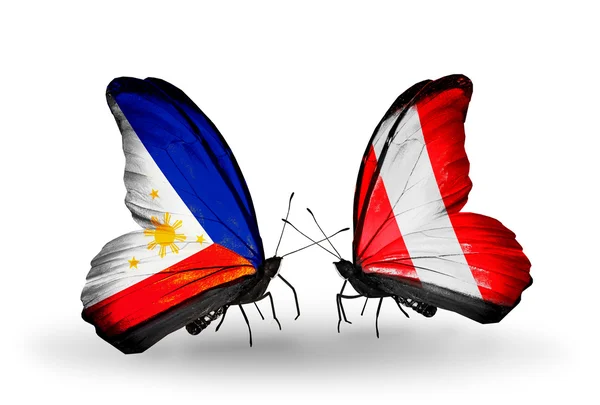 Dwa motyle z flagami na skrzydłach jako symbol stosunków, Filipiny i peru — Zdjęcie stockowe