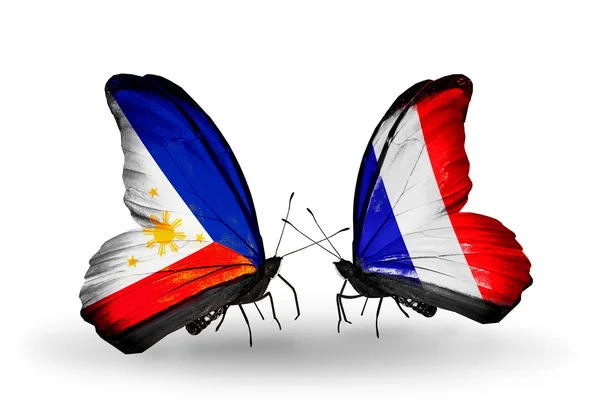 Duas borboletas com bandeiras nas asas como símbolo das relações Filipinas e França — Fotografia de Stock