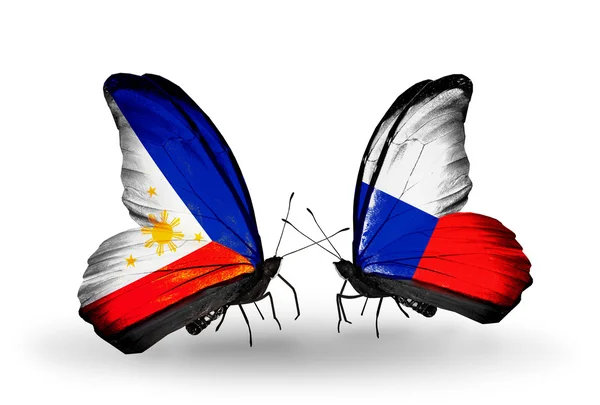 Dva motýli s příznaky na křídlech jako symbol vztahů, Filipíny a České — Stock fotografie
