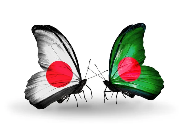 Duas borboletas com bandeiras nas asas como símbolo das relações Japão e Bangladesh — Fotografia de Stock