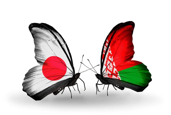 Dos mariposas con banderas en alas como símbolo de relaciones Japón y Bielorrusia — Foto de Stock