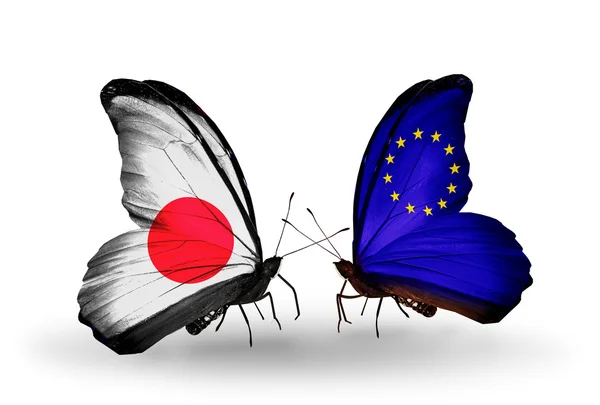 Dva motýli s příznaky na křídlech jako symbol vztahů Japonsko a eu — Stock fotografie