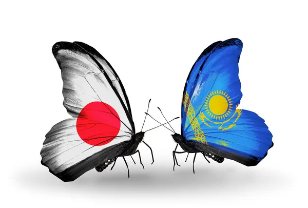 Deux papillons avec des drapeaux sur les ailes comme symbole des relations Japon et Kazakhstan — Photo