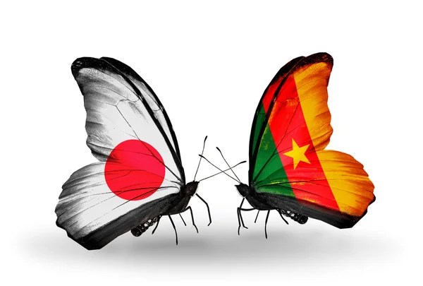 Dva motýli s příznaky na křídlech jako symbol vztahy Japonska a Kamerunu — Stock fotografie
