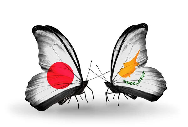 Dva motýli s příznaky na křídlech jako symbol vztahy Japonska a Kypr — Stock fotografie