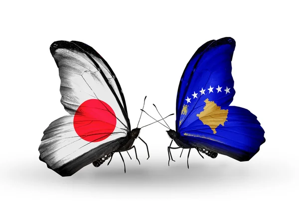 Dva motýli s příznaky na křídlech jako symbol vztahy Japonska a kosovo — Stock fotografie