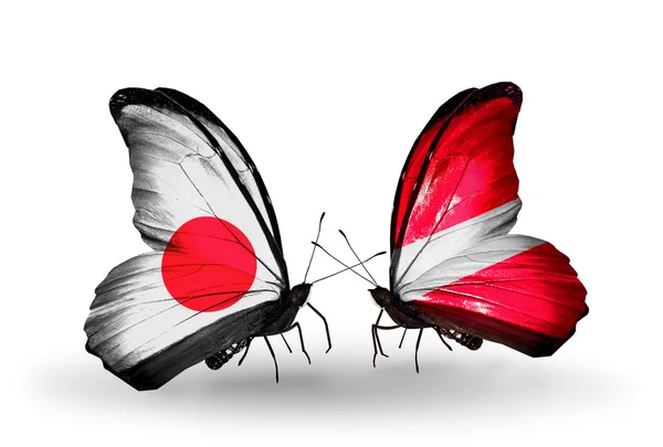 Dos mariposas con banderas en alas como símbolo de relaciones Japón y Letonia — Foto de Stock