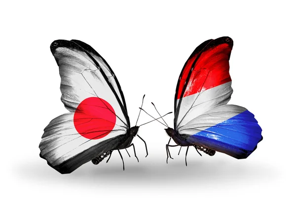 Deux papillons avec des drapeaux sur les ailes comme symbole des relations Japon et Luxembourg — Photo