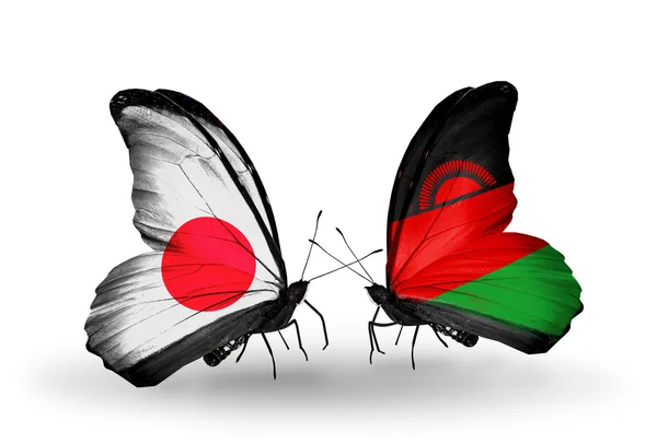 Duas borboletas com bandeiras em asas como símbolo das relações Japão e Malawi — Fotografia de Stock