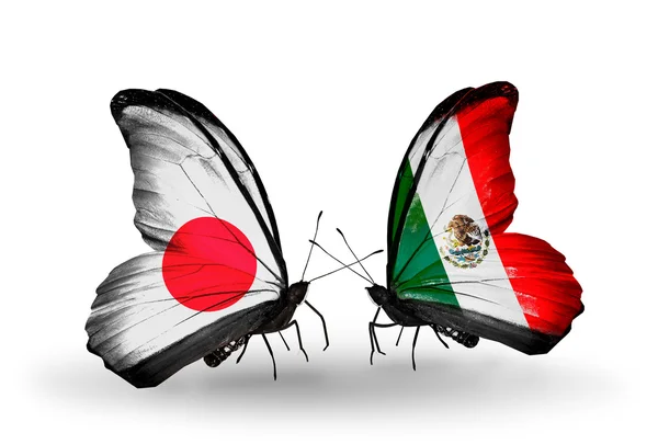 Due farfalle con bandiere sulle ali come simbolo delle relazioni Giappone e Messico — Foto Stock