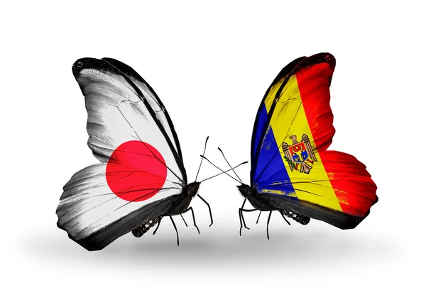 Duas borboletas com bandeiras em asas como símbolo de relações Japão e Moldávia — Fotografia de Stock