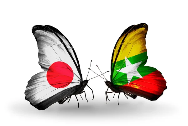 Duas borboletas com bandeiras nas asas como símbolo das relações Japão e Mianmar — Fotografia de Stock