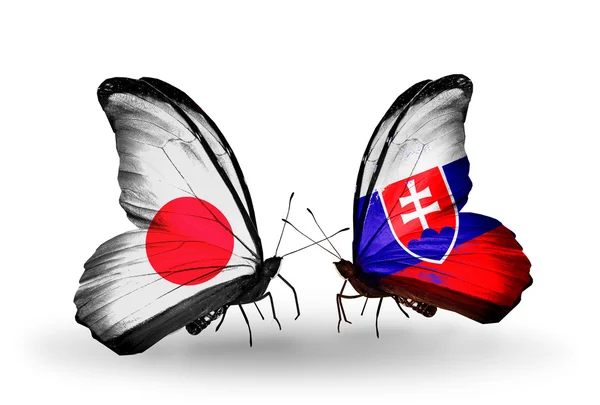 Dwa motyle z flagami na skrzydłach jako symbol Japonii stosunków i Słowacji — Zdjęcie stockowe