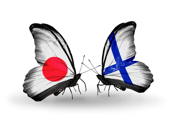 Dva motýli s příznaky na křídlech jako symbol vztahy Japonska a Finsko — Stock fotografie