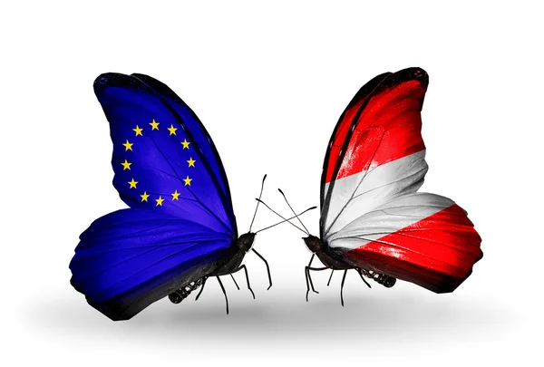 Två fjärilar med flaggor på vingarna som symbol för förbindelserna mellan eu och Österrike — Stockfoto