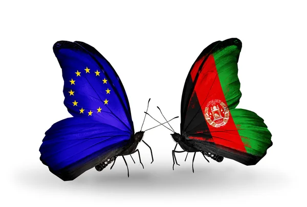 Dos mariposas con banderas en las alas como símbolo de las relaciones UE-Afganistán — Foto de Stock