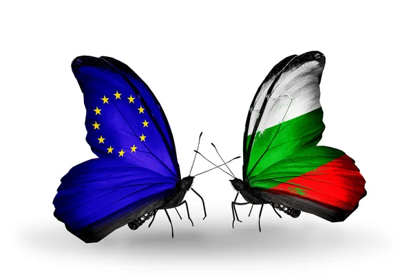 Dva motýli s příznaky na křídlech jako symbol vztahy eu a Bulharsko — Stock fotografie