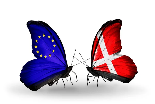 Dva motýli s příznaky na křídlech jako symbol vztahy eu a Dánsko — Stock fotografie