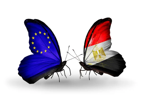 Zwei Schmetterlinge mit Flaggen auf Flügeln als Symbol der Beziehungen zwischen der EU und Ägypten — Stockfoto