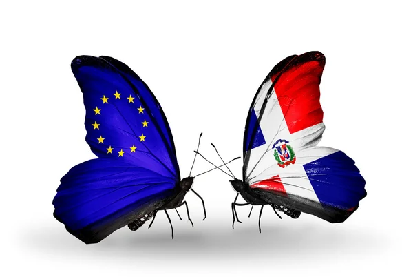 Deux papillons avec des drapeaux sur les ailes comme symbole des relations UE et Dominicana — Photo