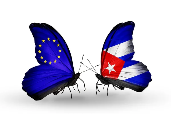 Deux papillons avec des drapeaux sur les ailes comme symbole des relations UE-Cuba — Photo