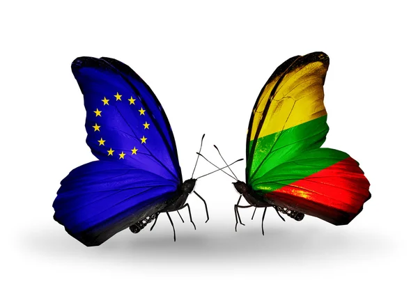 Deux papillons avec des drapeaux sur les ailes comme symbole des relations UE-Lituanie — Photo