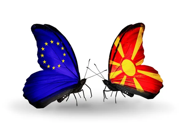 Iki kelebek kanatları ilişkiler AB ve Makedonya sembolü olarak bayrakları ile — Stok fotoğraf