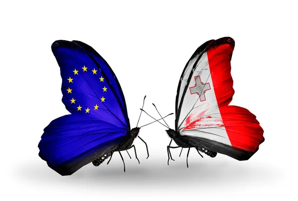 Due farfalle con bandiere sulle ali come simbolo delle relazioni dell'Unione europea e maltaduas borboletas com bandeiras nas asas como símbolo de relações da União Europeia e de malta — Stok fotoğraf