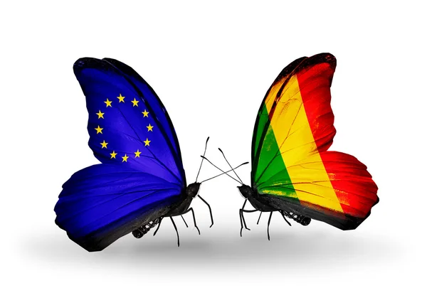 Dva motýli s příznaky na křídlech jako symbol vztahy eu a mali — Stock fotografie
