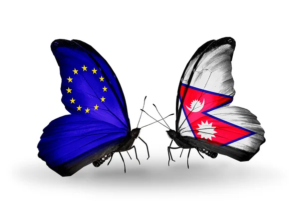 Due farfalle con bandiere sulle ali come simbolo delle relazioni UE-Nepal — Foto Stock